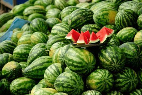 荷兰网红吃瓜事件真相是真的吗,真相揭秘，是真是假？